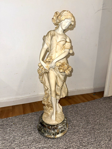 Statue figur frau mit - mit, blumen