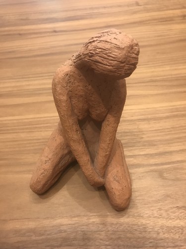 Statur einer knienden frau - einer,