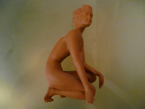 Keramikskulptur hockende dame - keramikskulptur-hockende,