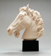 - Pferdekopf aus Alabaster auf