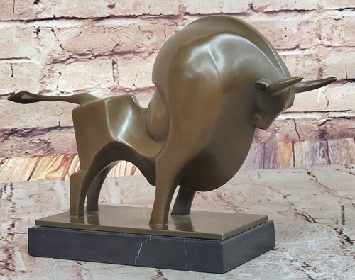 Dynamic bronze bull skulptur - dynamic,