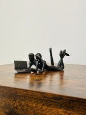 Lesendes Paar aus Metall –