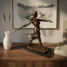 Bronzefigur Speerwerferin