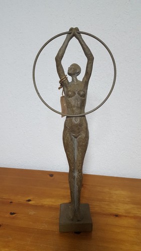 Skulptur frau mit ring auf - skulptur,