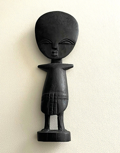Schwarze geschnitzte holzfigur - schwarze,